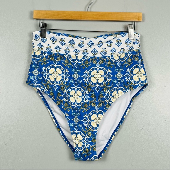 NWT Cupshe 2 piece halter high rise blue print bikini set, large. - Picture 9 of 13